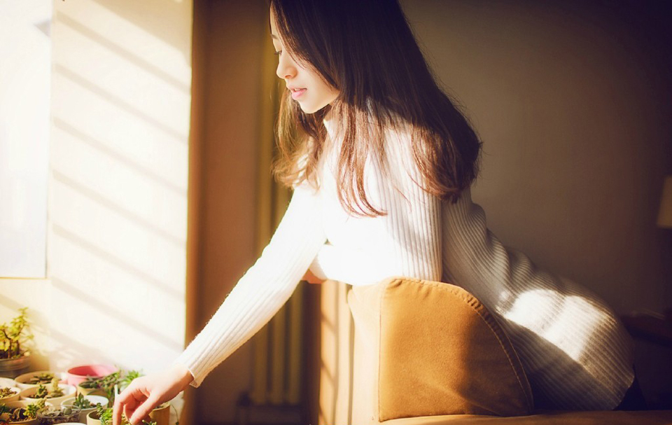 “下去吧，让人通知文和先生过来。”吕布靠在椅靠上，淡然道。